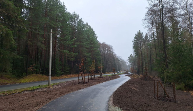 Cyklisté a bruslaři se už nemusí u hradecké Zděné boudy bát o život