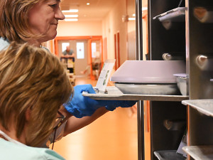 Robot v Nemocnici Jihlava rozváží jídlo, do budoucna může pomáhat i jinde