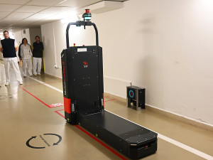 Robot v Nemocnici Jihlava rozváží jídlo, do budoucna může pomáhat i jinde