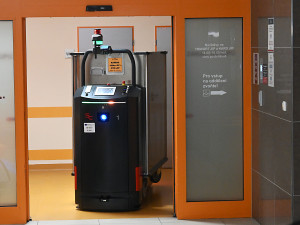 Robot v Nemocnici Jihlava rozváží jídlo, do budoucna může pomáhat i jinde