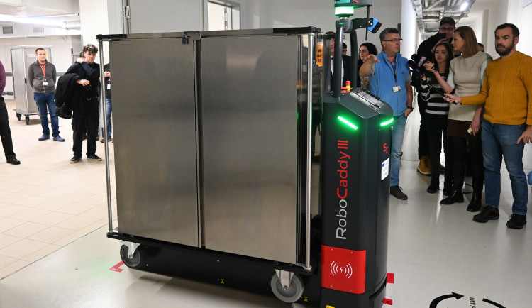 Robot v Nemocnici Jihlava rozváží jídlo, do budoucna může pomáhat i jinde