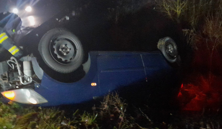 Opilý a zfetovaný řidič narazil do protijedoucího auta, náraz ho odhodil na střechu