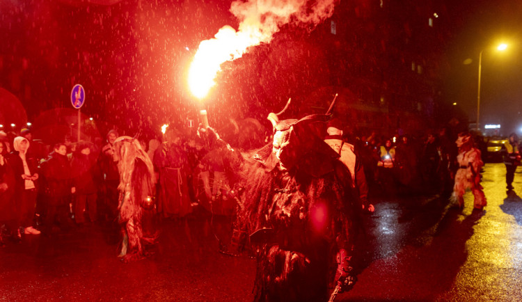 FOTOGALERIE: Čerti se světlicemi a andělé na koních. Mikulášský rej v Přerově přitáhl davy