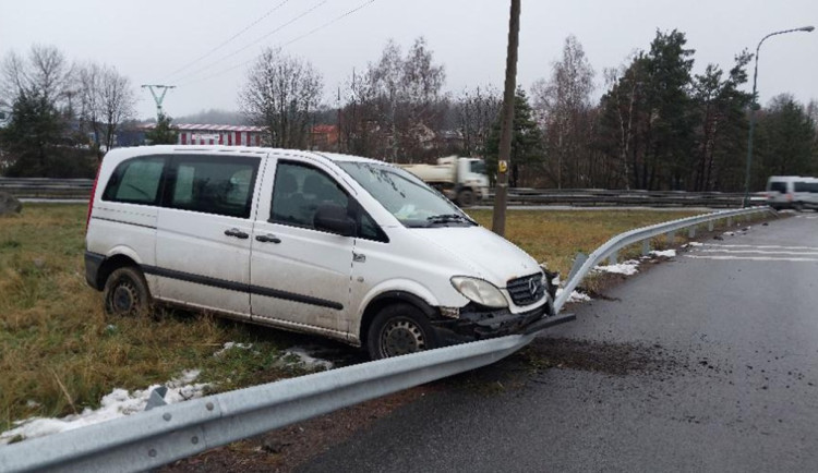 Na dálničním přivaděči u Jihlavy havaroval řidič mercedesu. Měl přes dvě promile. Foto: Se svolením Policie ČR