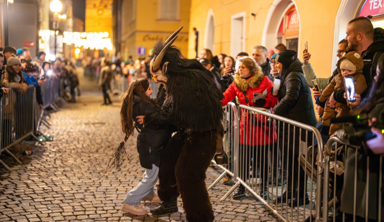 FOTO: Centrem Jihlavy prošel průvod krampusáků, davy přihlížejících děsil i bavil