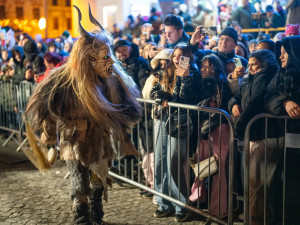FOTO: Centrem Jihlavy prošel průvod krampusáků, davy přihlížejících děsil i bavil. Foto: Tomáš Kaser