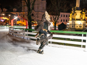 FOTO: Centrem Jihlavy prošel průvod krampusáků, davy přihlížejících děsil i bavil