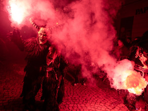 FOTO: Centrem Jihlavy prošel průvod krampusáků, davy přihlížejících děsil i bavil