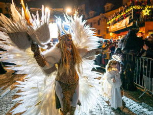 FOTO: Centrem Jihlavy prošel průvod krampusáků, davy přihlížejících děsil i bavil
