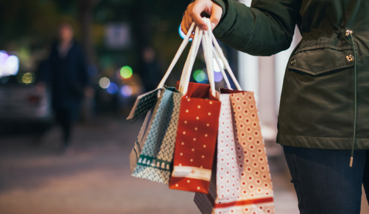 Policie varuje před předvánočními podvody a krádežemi. Riziko roste hlavně online