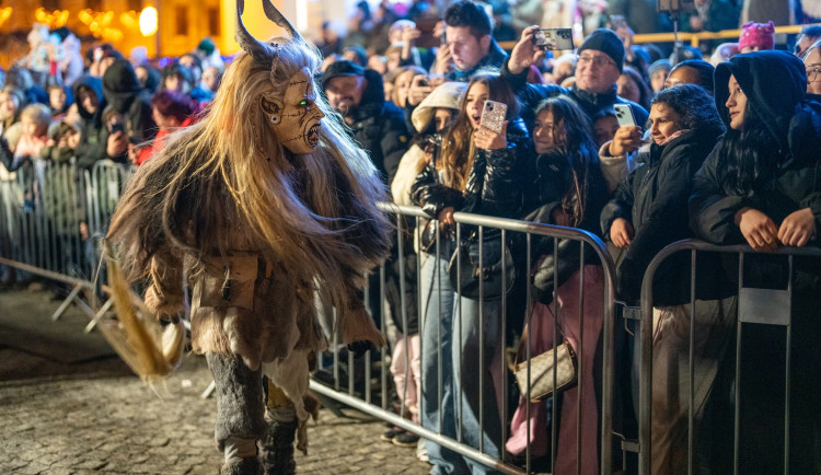 FOTO: Centrem Jihlavy prošel průvod krampusáků, davy přihlížejících děsil i bavil. Foto: Tomáš Kaser
