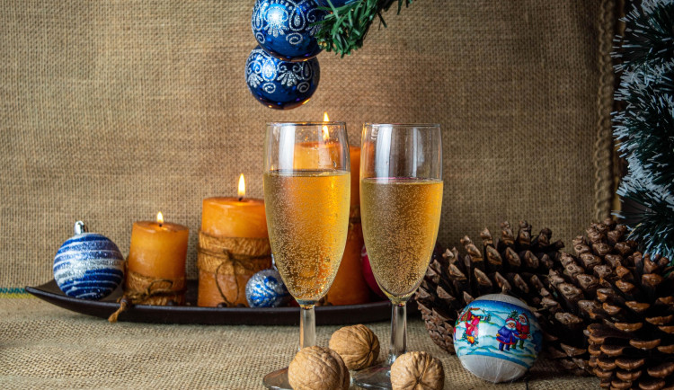 Nehody i noční jízda pro cigarety. Policisté varují před alkoholem za volantem