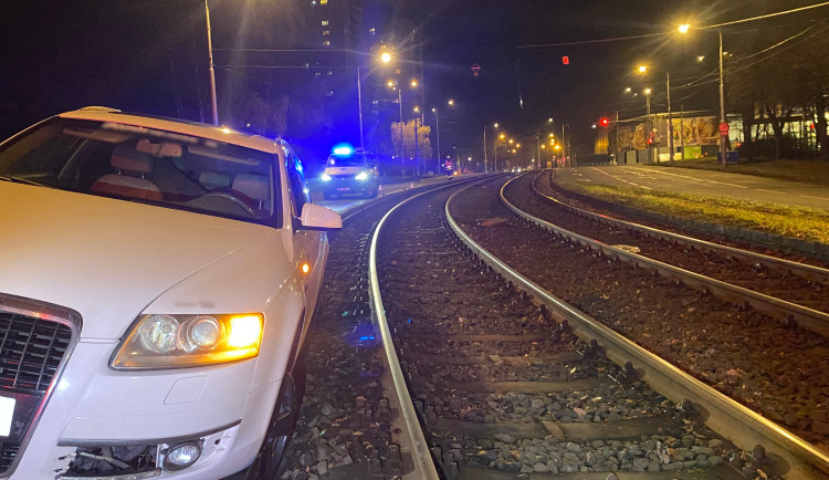 V Ostravě vjelo bílé audi do tramvajového kolejiště. Policie hledá svědky