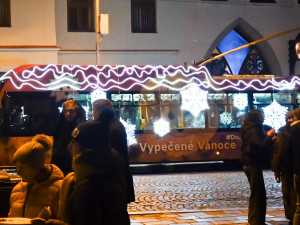 FOTO: Vánoční trolejbus jezdí ulicemi Jihlavy. Hraje, voní a vozí medvědy. Foto: Daniela Drozdová