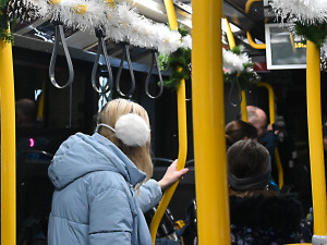 FOTO: Vánoční trolejbus jezdí ulicemi Jihlavy. Hraje, voní a vozí medvědy. Foto: Daniela Drozdová