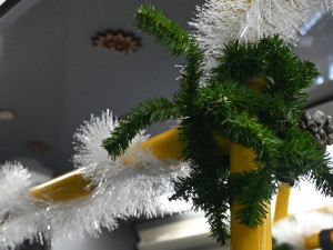 FOTO: Vánoční trolejbus jezdí ulicemi Jihlavy. Hraje, voní a vozí medvědy. Foto: Daniela Drozdová