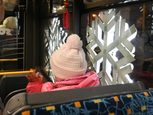 FOTO: Vánoční trolejbus jezdí ulicemi Jihlavy. Hraje, voní a vozí medvědy. Foto: Daniela Drozdová