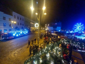FOTO: Vánoční trolejbus jezdí ulicemi Jihlavy. Hraje, voní a vozí medvědy. Foto: Martin Singr
