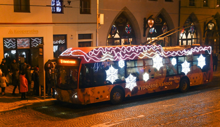FOTO: Vánoční trolejbus jezdí ulicemi Jihlavy. Hraje, voní a vozí medvědy. Foto: Daniela Drozdová