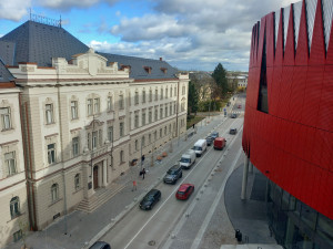 Chodník není potřeba. Jihlava zavedla před Horáckou arénou sdílenou zónu