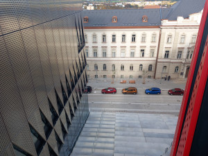 Chodník není potřeba. Jihlava zavedla před Horáckou arénou sdílenou zónu