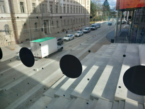 Chodník není potřeba. Jihlava zavedla před Horáckou arénou sdílenou zónu