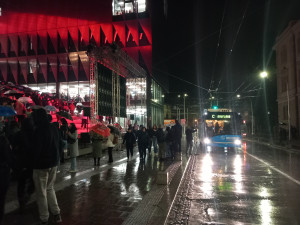 Chodník není potřeba. Jihlava zavedla před Horáckou arénou sdílenou zónu