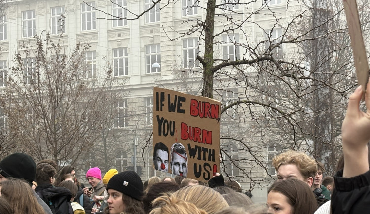 FOTO: Přírodě rozumíte jako koza petrželi, vzkázali Motoristům studenti v Brně