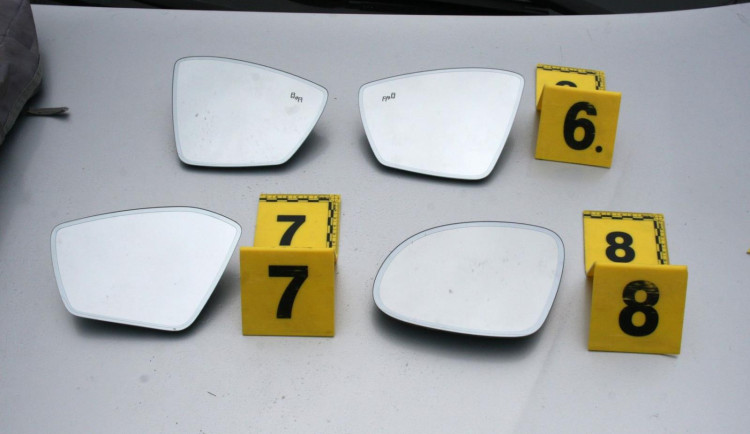 Pro zrcátkové zloděje si do Jilemnice přijela policejní zásahovka