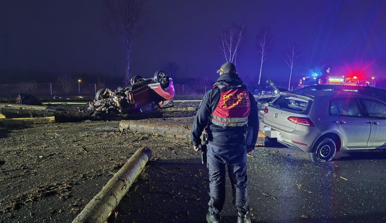 D56 u Paskova blokuje vážná nehoda: kamionu praskla pneumatika, způsobil sérii střetů