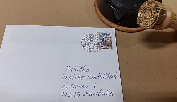 Vánoční pošta na Božím Daru už orazítkovala desítky kilogramů zásilek