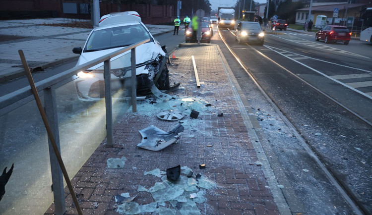 Mladý šofér strhl řízení na tramvajovou zastávku u hřbitova v Olomouci