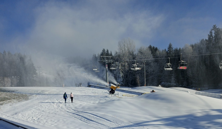 I přes oteplení pokračuje provoz ve větších lyžařských areálech na jihu