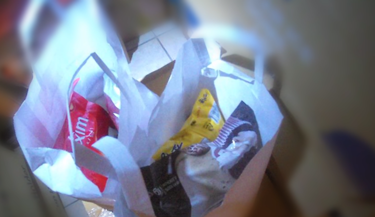 Žena se zamkla na záchodě brněnské kavárny. Chtěla ukrást zrcadlo i tašky plné kávy