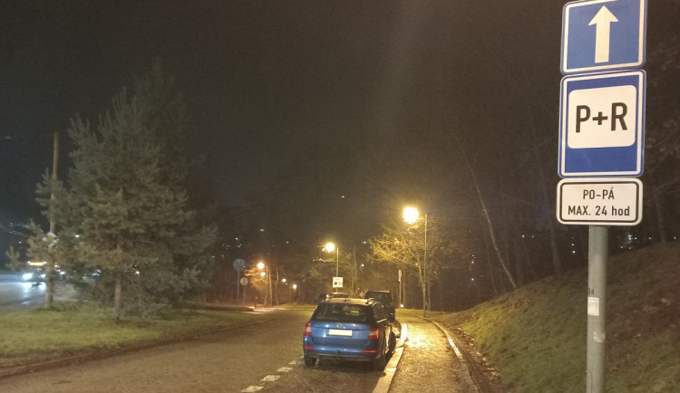 Parkování v Jihlavě XXIII: Nad zoo je parkoviště P+R. Vejde se tam ale jen pár aut