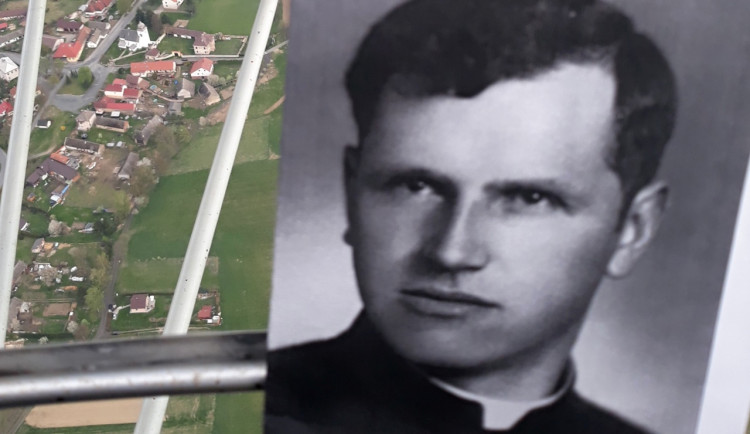 FOTO: Letec Vochyán podnikl pouť po stopách pátera Toufara, umučeného komunisty. Foto: Se svolením Josefa ´Joe´ Vochyána