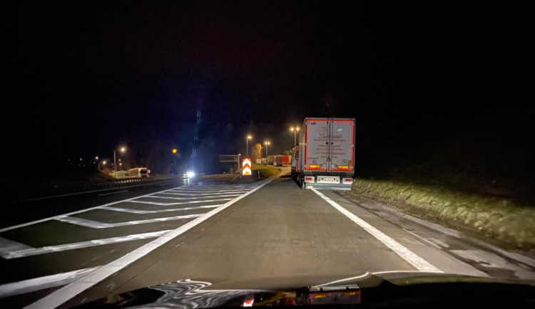 Policisté si počíhali na řidiče kamionů mimo parkoviště, představují velké riziko