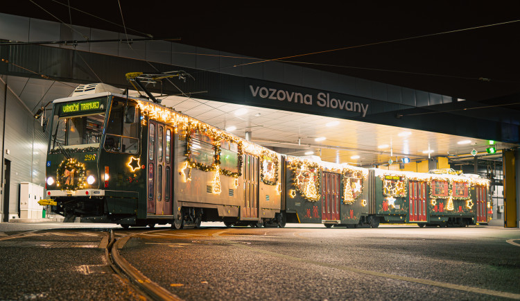 Odstartovala anketa o nejkrásnější vánoční tramvaj, vybojuje Plzeň vysněné zlato?