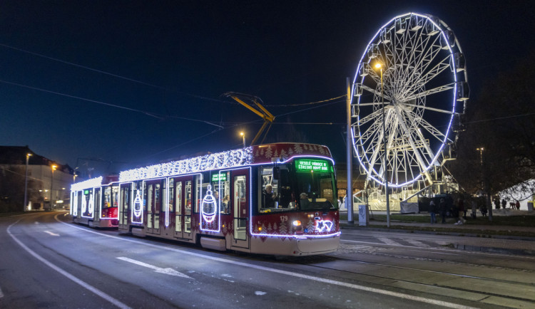 VIDEO: Kde mají nejhezčí vánoční tramvaje? V online anketě chce zazářit i Olomouc