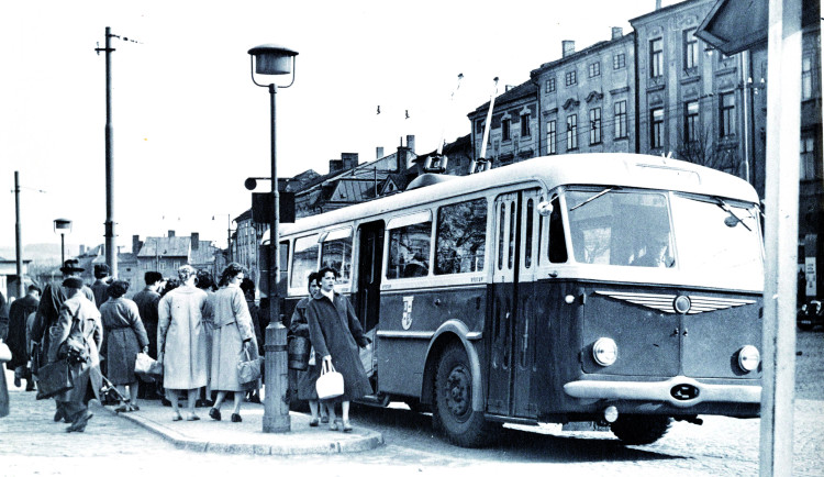 Trolejbusová zastávka uprostřed Masarykova náměstí kolem roku 1960.
