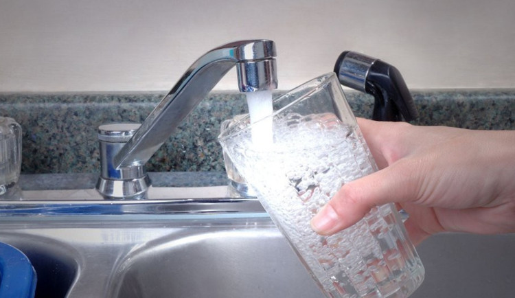 Cena vody zůstane nízká i v příštím roce, slibuje karlovarský magistrát