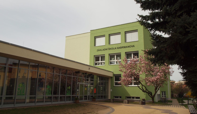 Hradec to bere přes solární panely, objeví se na střechách třech škol