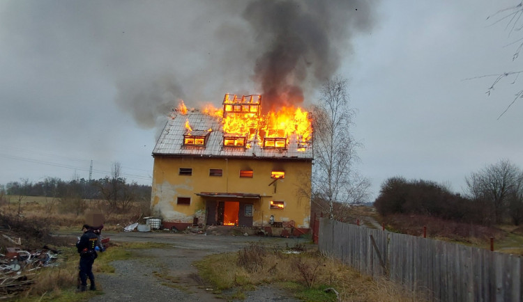Požár v Novinách pod Ralskem. Hořel bývalý statek
