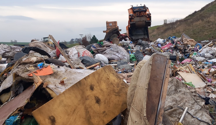 VIDEO: Na skládku v Henčově míří ročně 35 tisíc tun odpadků, plocha se rychle zaplňuje
