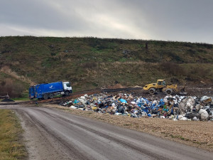 VIDEO: Na skládku v Henčově míří ročně 35 tisíc tun odpadků, plocha se rychle zaplňuje