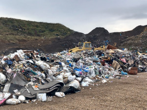 VIDEO: Na skládku v Henčově míří ročně 35 tisíc tun odpadků, plocha se rychle zaplňuje