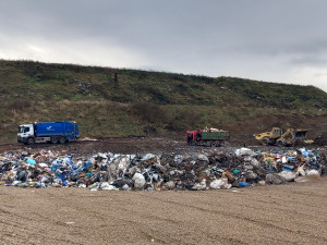 VIDEO: Na skládku v Henčově míří ročně 35 tisíc tun odpadků, plocha se rychle zaplňuje