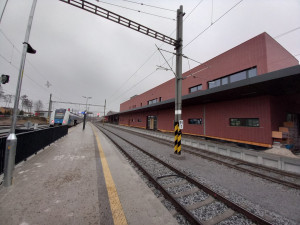 VIDEO: Z městského nádraží v Jihlavě už jezdí cestující. V místě se však dál staví