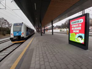 VIDEO: Z městského nádraží v Jihlavě už jezdí cestující. V místě se však dál staví