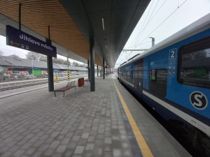 VIDEO: Z městského nádraží v Jihlavě už jezdí cestující. V místě se však dál staví